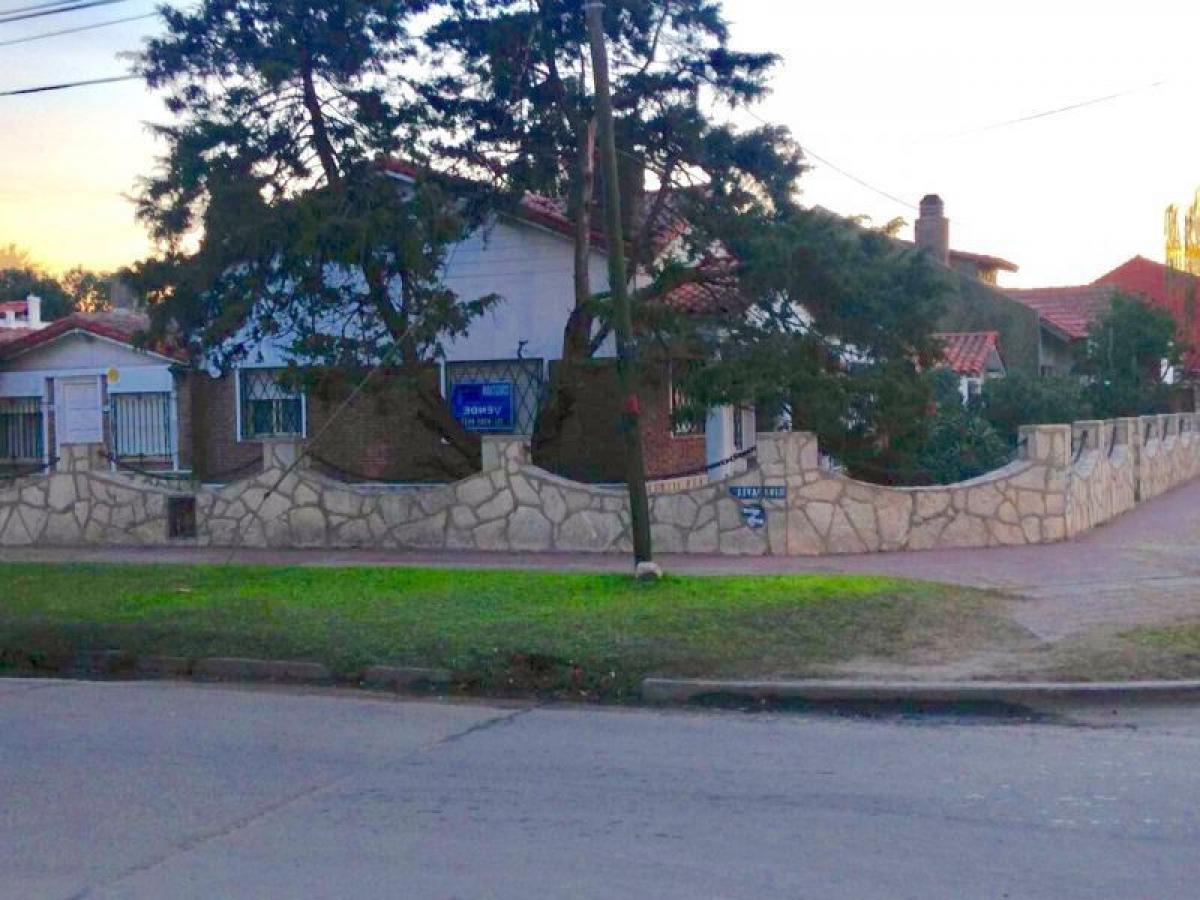 3 bedrooms House in Almirante Brown, Argentina No. 89695