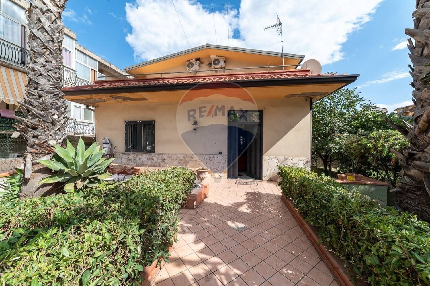 8 rooms Villa in Catania, Italy No. 273928