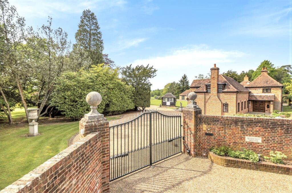 6 bedrooms House in Essendon, United Kingdom No. 6515