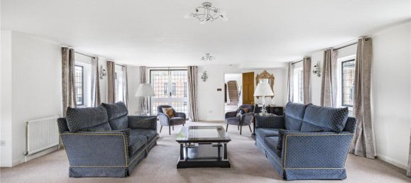 6 bedrooms House in Essendon, United Kingdom No. 6515 6