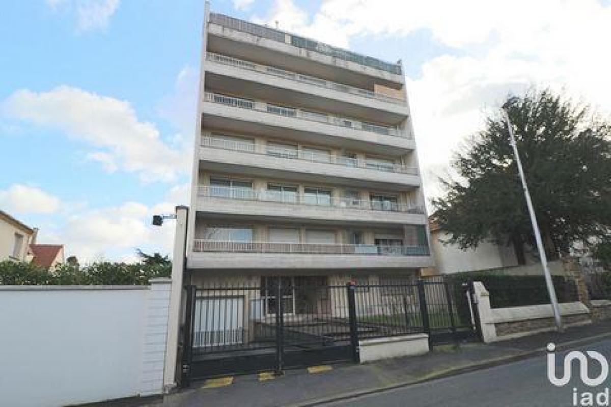 2 bedrooms Condo in Villemomble, France No. 30274