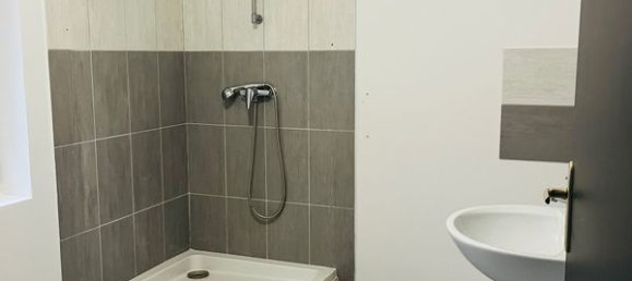 3 bedrooms House in Caudry, France No. 159437 4