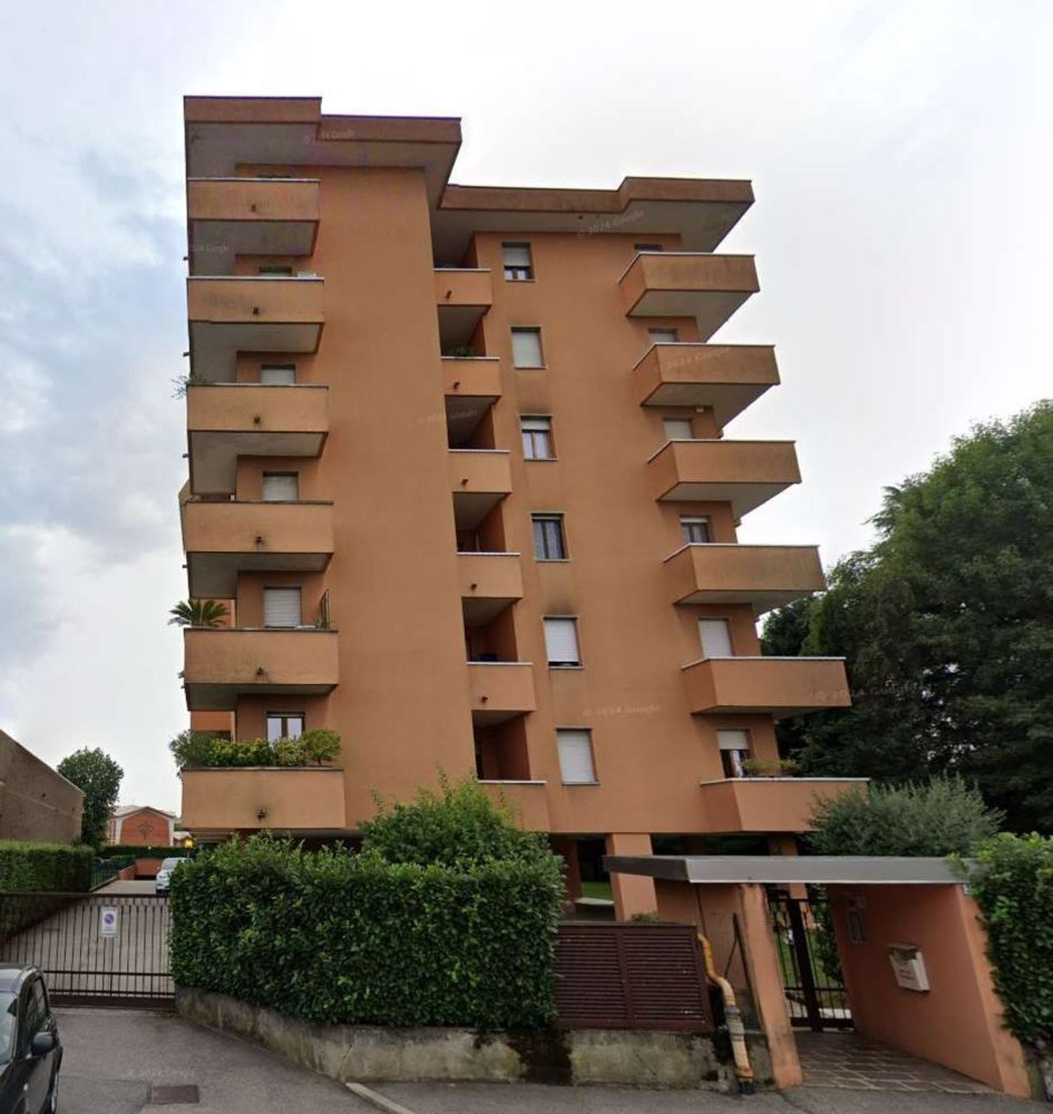 3-salle Appartement à Meda, Italy No. 8512