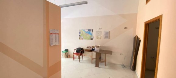 Propiedad comercial de 2 habitaciónes en Molfetta, Italy No. 22368 11