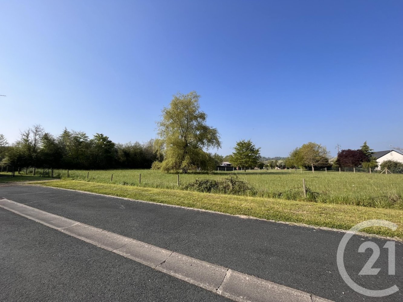  Land in Le Magny, France No. 94270