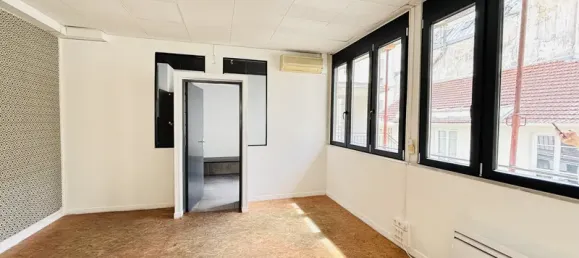 54m² Office in Paris, France No. 346101 2