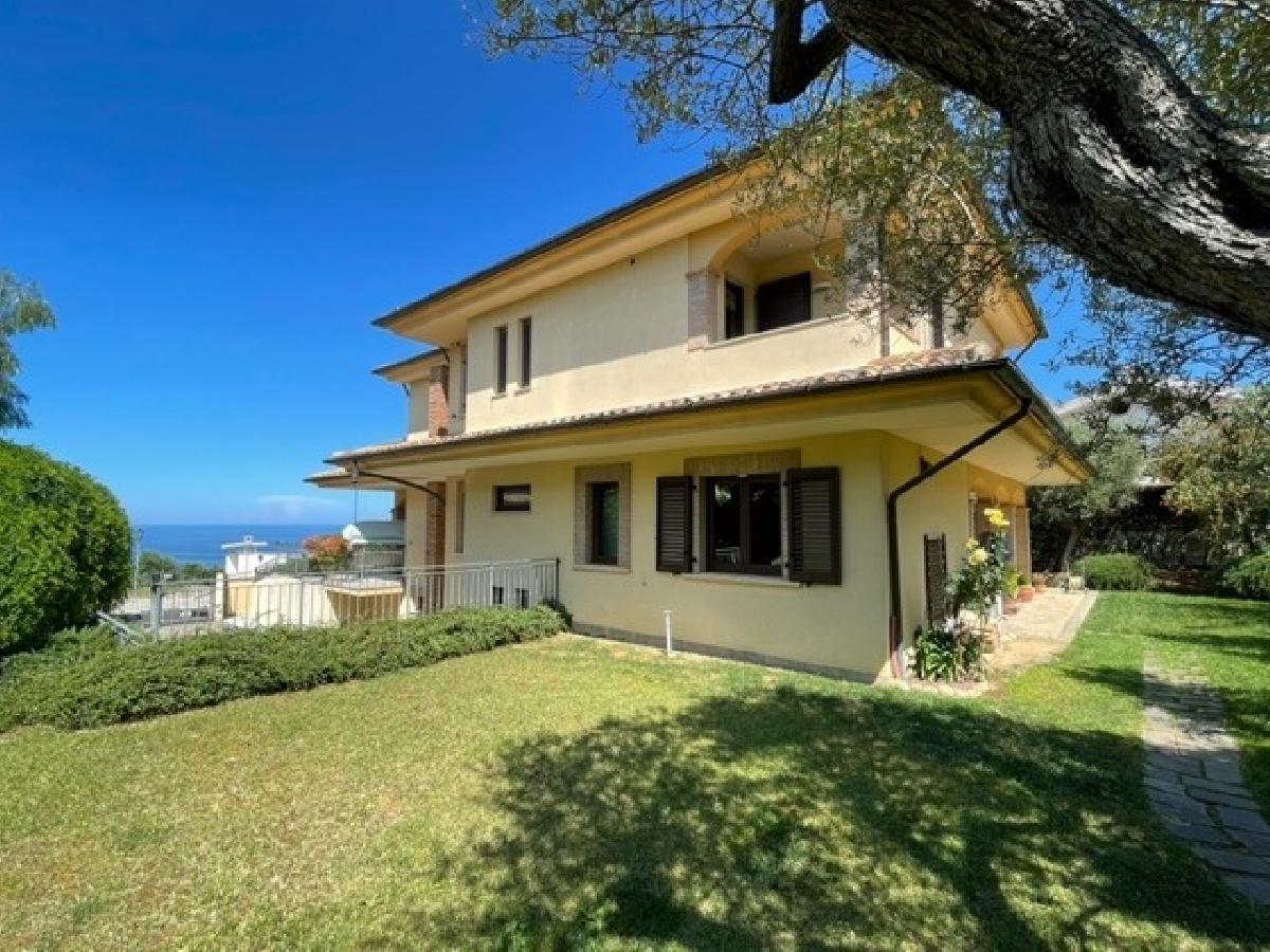 Villa de 4 dormitorios en Silvi, Italy No. 375808