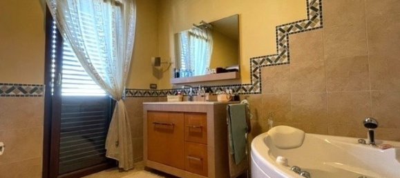 Villa de 4 dormitorios en Silvi, Italy No. 375808 17