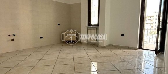 Apartamento de 2 dormitorios en Aversa, Italy No. 141565 4