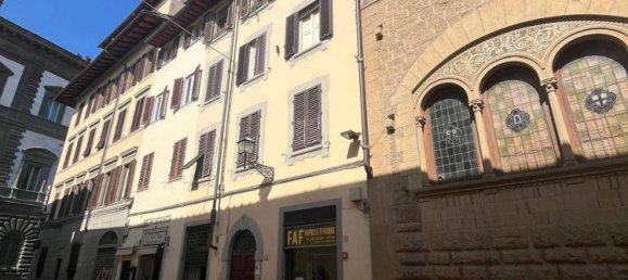 4 rooms Apartment in Florence, Italy No. 268935 2