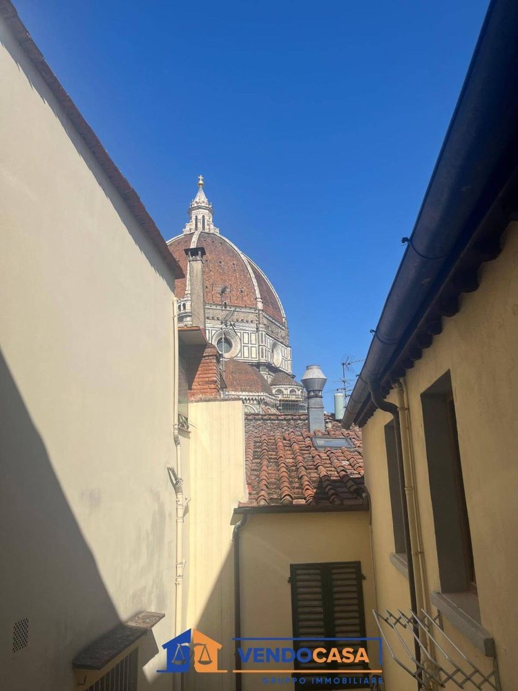 4 rooms Apartment in Florence, Italy No. 268935