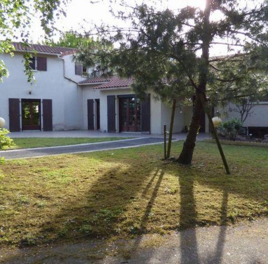 4 bedrooms House in Cholet, France No. 32618