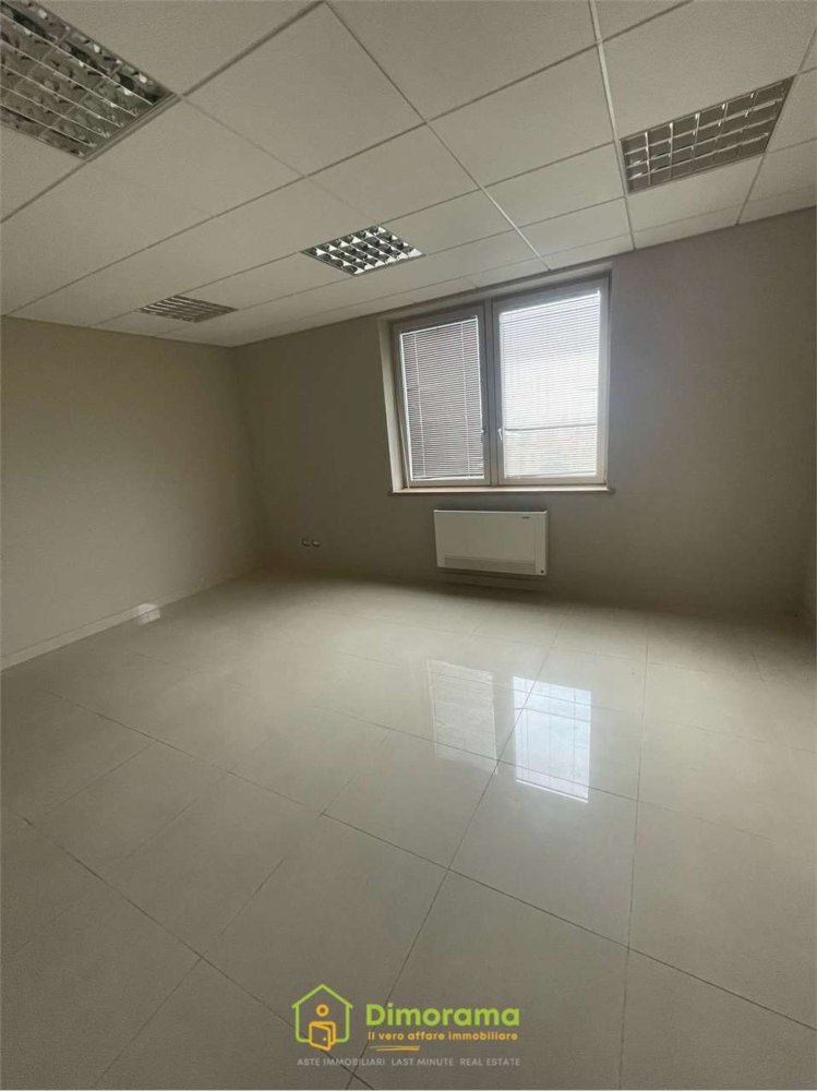 72m² Office in Livorno, Italy No. 360017