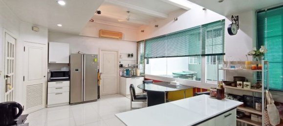 4 bedrooms Condo in Bangkok, Thailand No. 11284 8