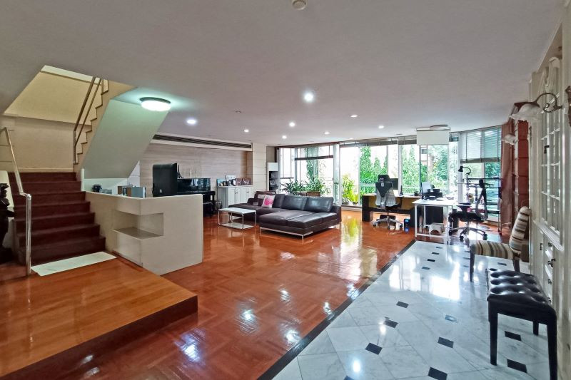 4 bedrooms Condo in Bangkok, Thailand No. 11284
