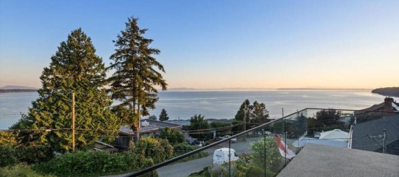 4 bedrooms House in British Columbia, Canada No. 223 10