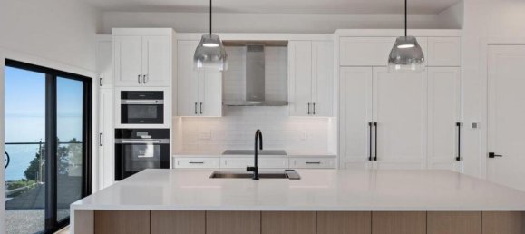 4 bedrooms House in British Columbia, Canada No. 223 8