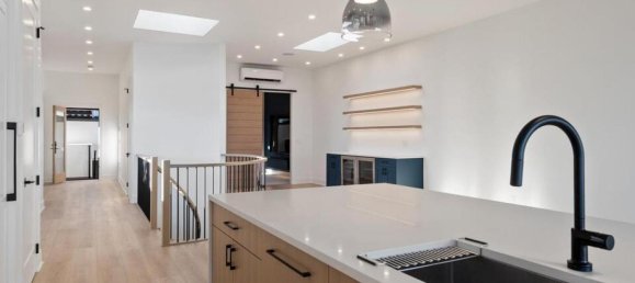 4 bedrooms House in British Columbia, Canada No. 223 11