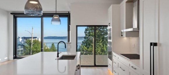 4 bedrooms House in British Columbia, Canada No. 223 9