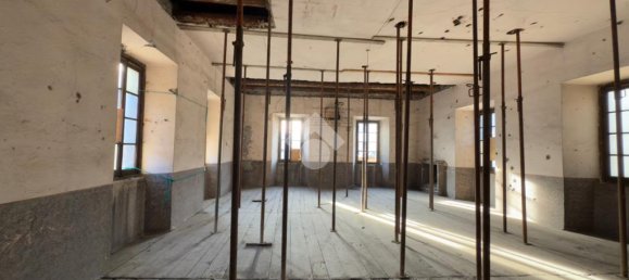 Edificio de 10 habitaciónes en Tirano, Italy No. 8671 11