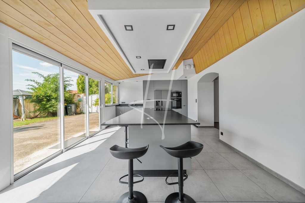 Casa de 6 dormitorios en Mey, France No. 251614