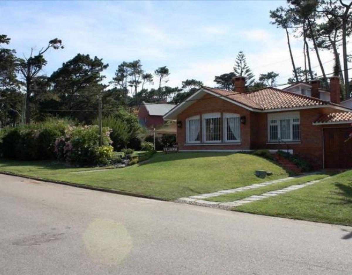 3 bedrooms House in Punta del Este, Uruguay No. 5630