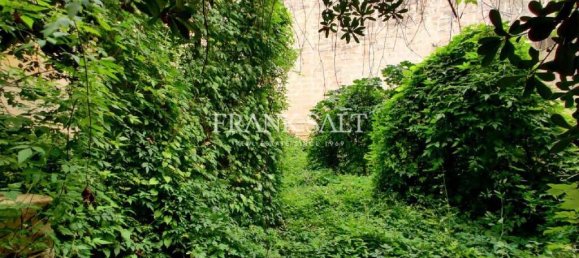 6 bedrooms Townhouse in Sliema, Malta No. 2625 2