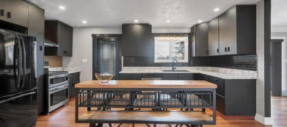 7 bedrooms House in British Columbia, Canada No. 1264 2