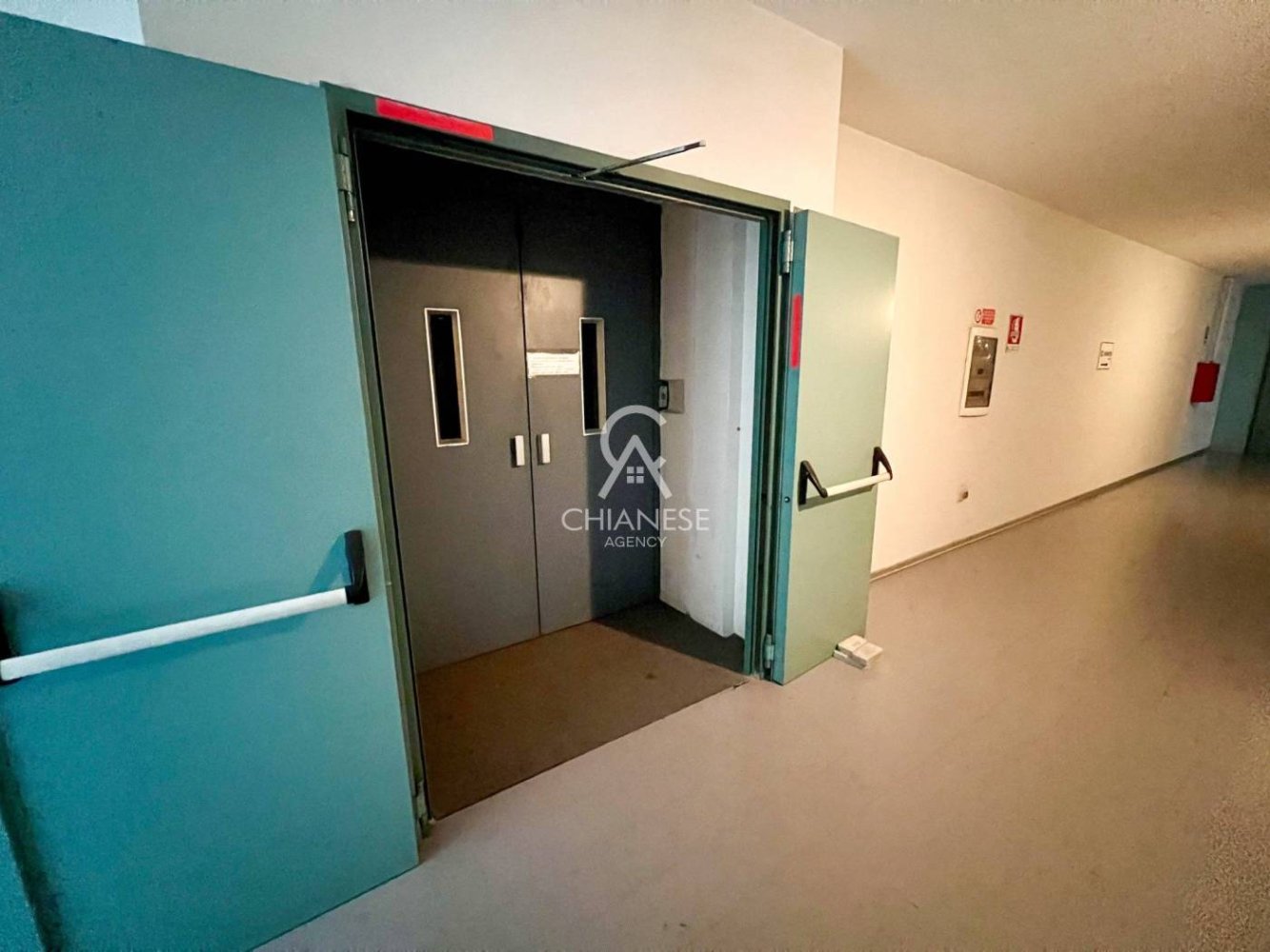 2 rooms Commercial property in Salerno, Italy No. 342649