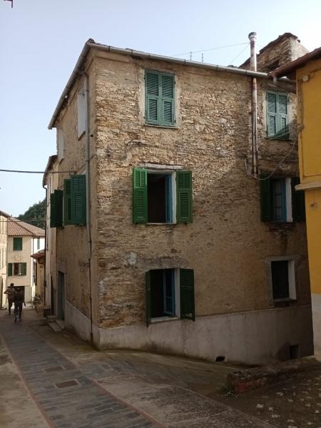 8 rooms House in Borghetto d'Arroscia, Italy No. 233199