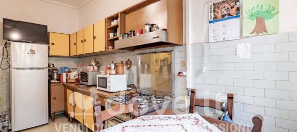 3 rooms Apartment in Florence, Italy No. 36076 3