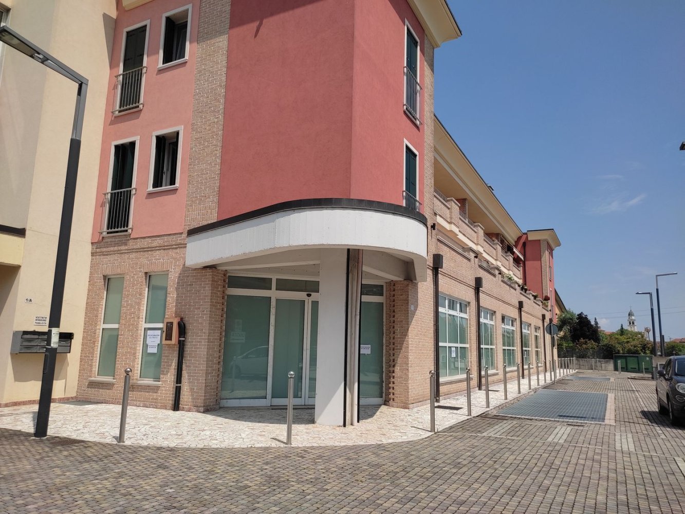 810m² Commercial property in Villa del Conte, Italy No. 227943