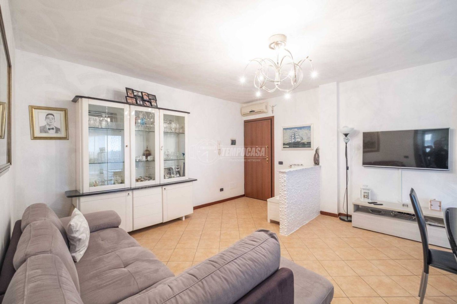 Квартира с 2 спальнями в Трекате, Италия № 116023