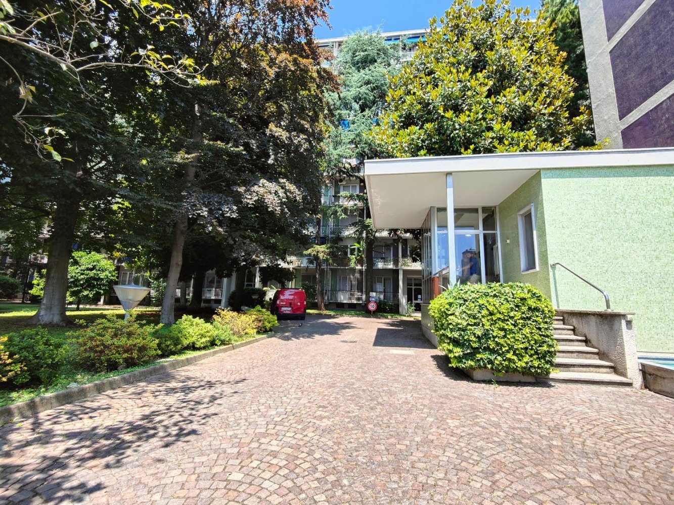 3 rooms Apartment in Milan, Italy No. 338145