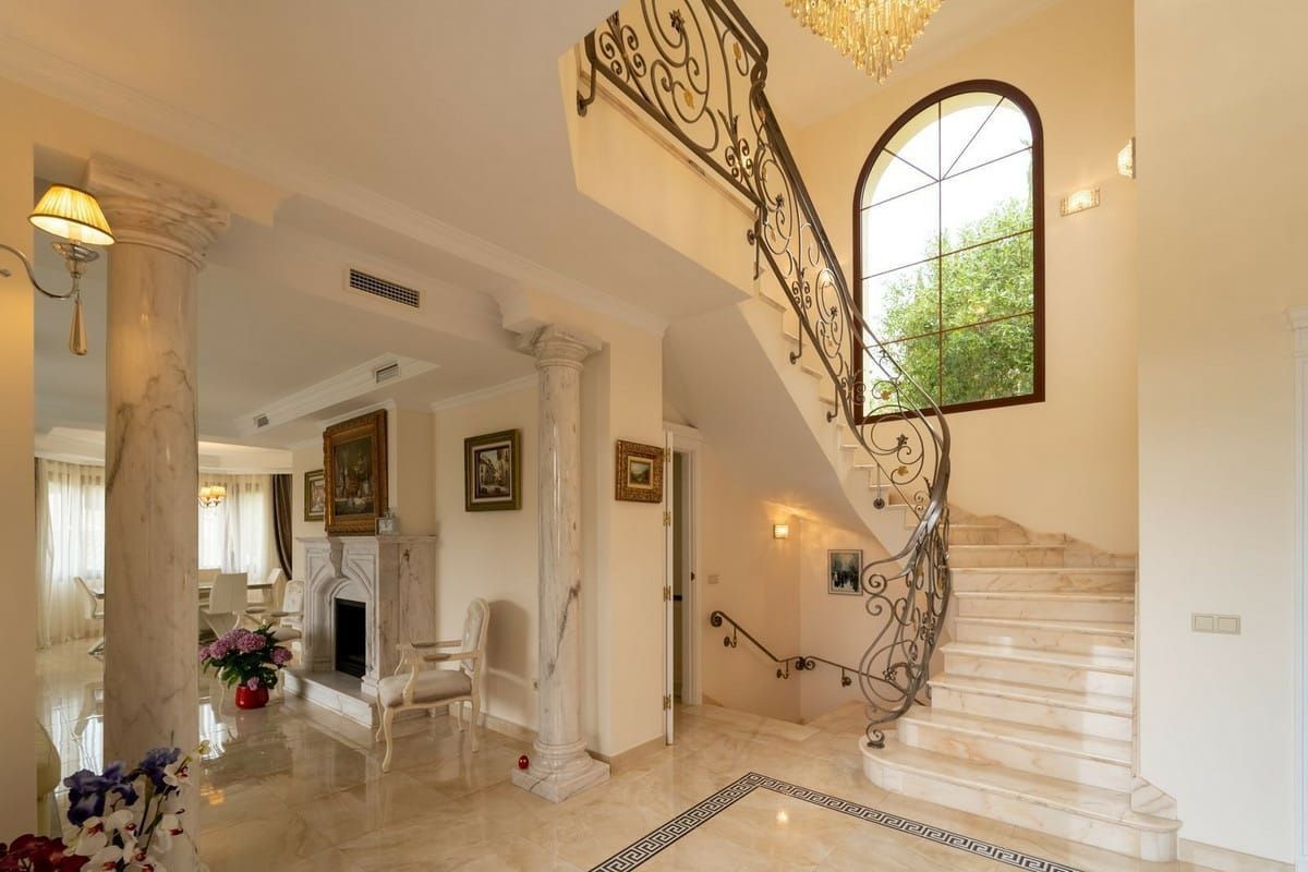 5 bedrooms Villa in Marbella, Spain No. 112548