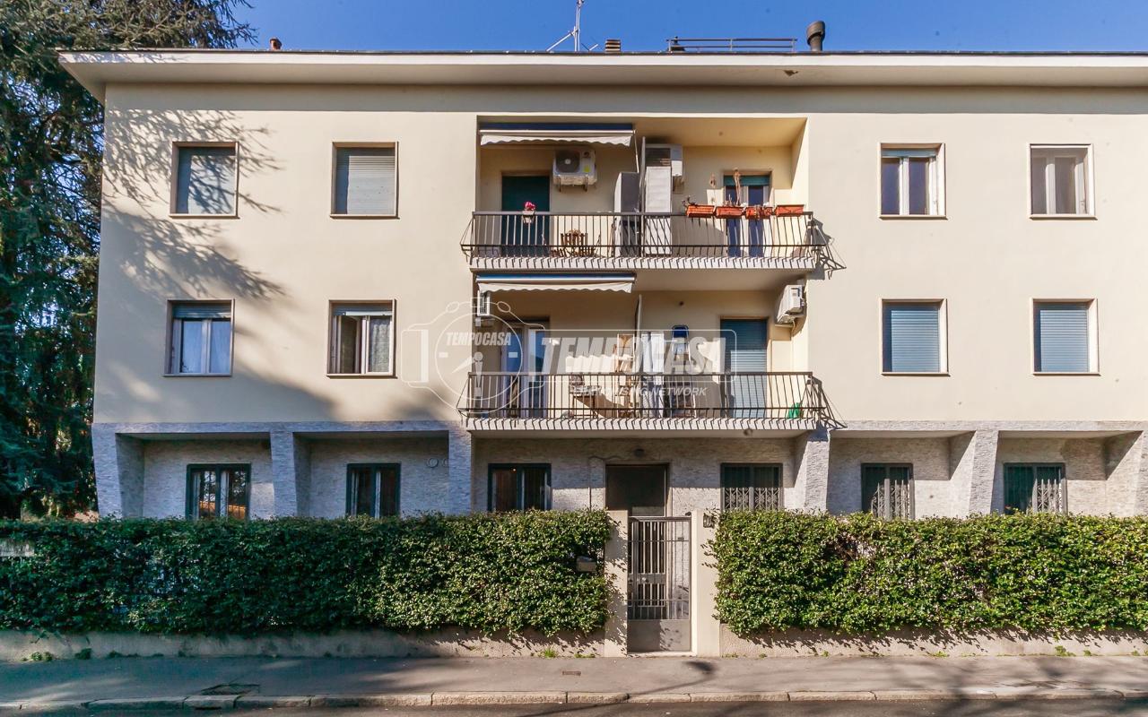 2 rooms Apartment in Milan, Italy No. 246452