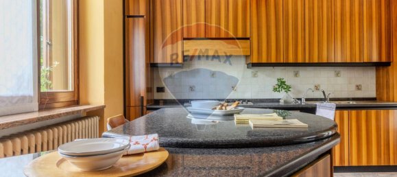 3 bedrooms Villa in Leggiuno, Italy No. 142123 9