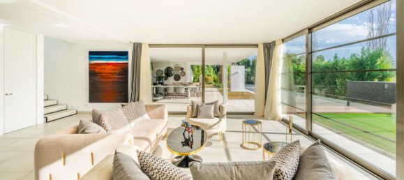 4 bedrooms Villa in Malaga, Spain No. 20780 3