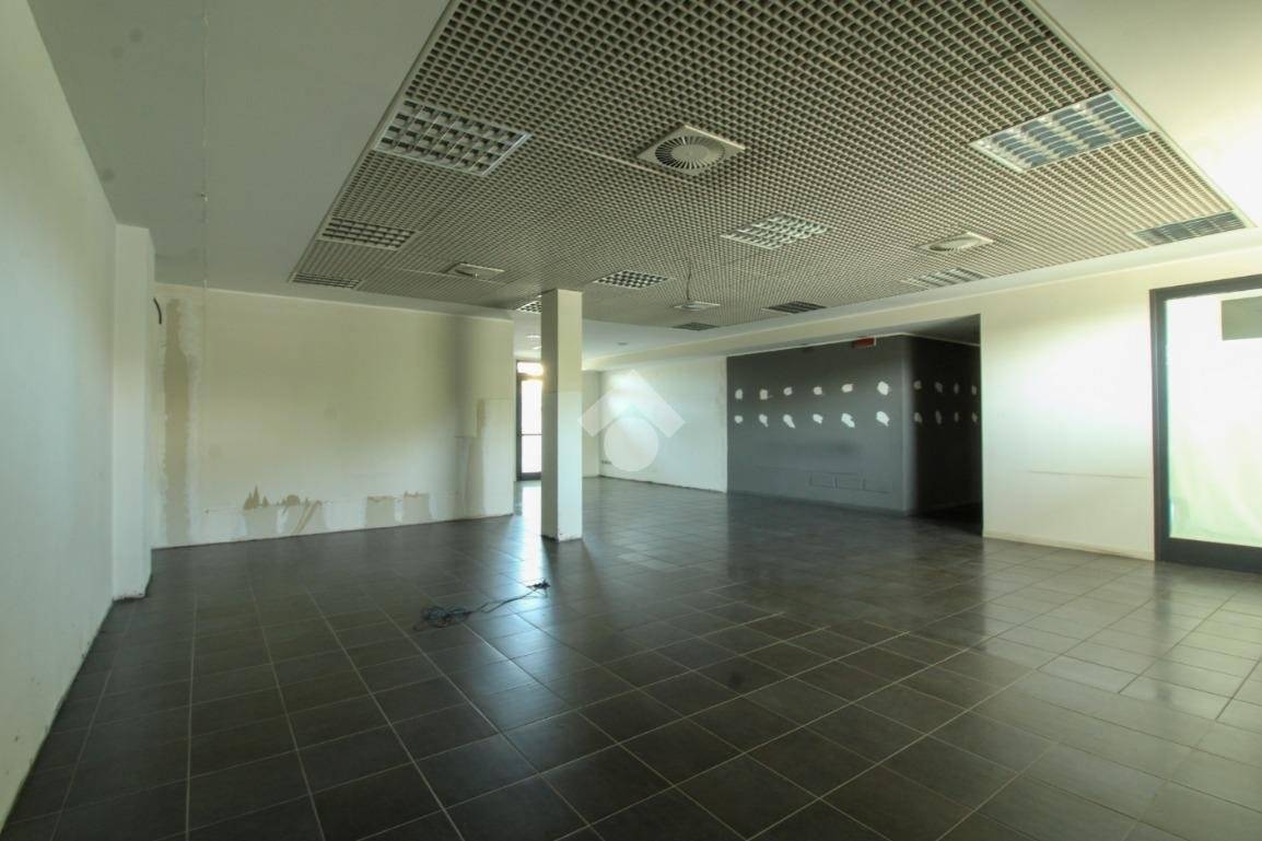 4-Zimmer Gewerbliche Immobilie in Verdello, Italy, Nr. 273636