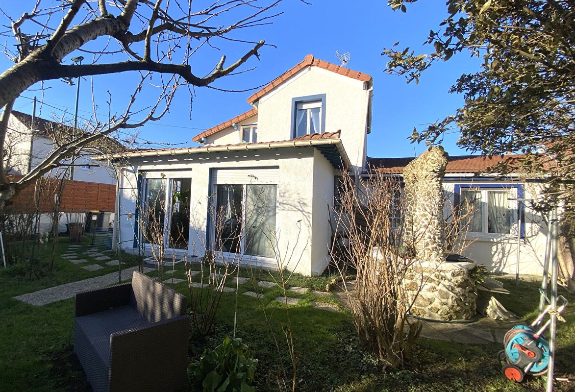 Casa de 3 dormitorios en Gagny, France No. 147279