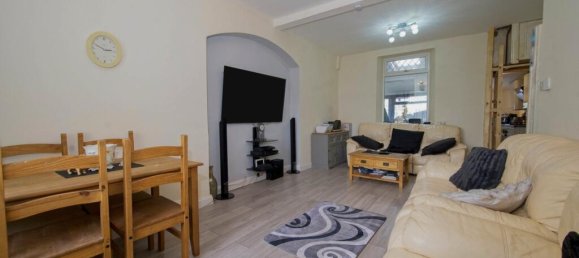2 bedrooms House in Pontypool, United Kingdom No. 2087 3