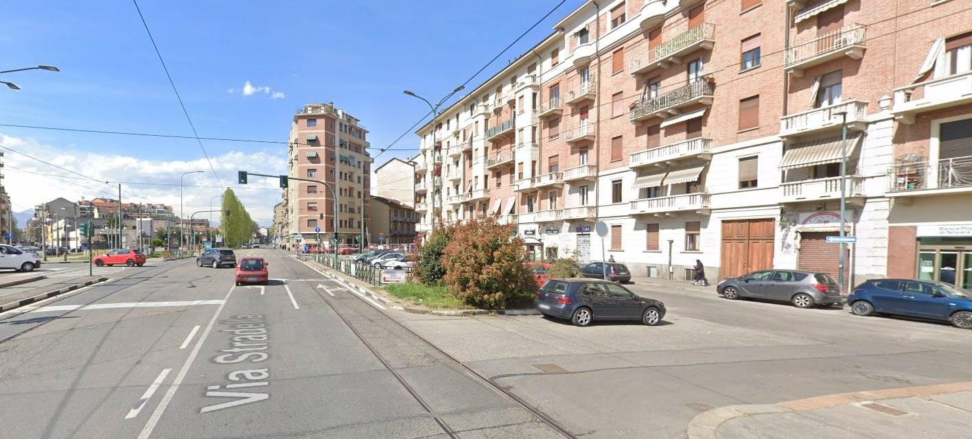 5 rooms Commercial property in Turin, Italy No. 206508