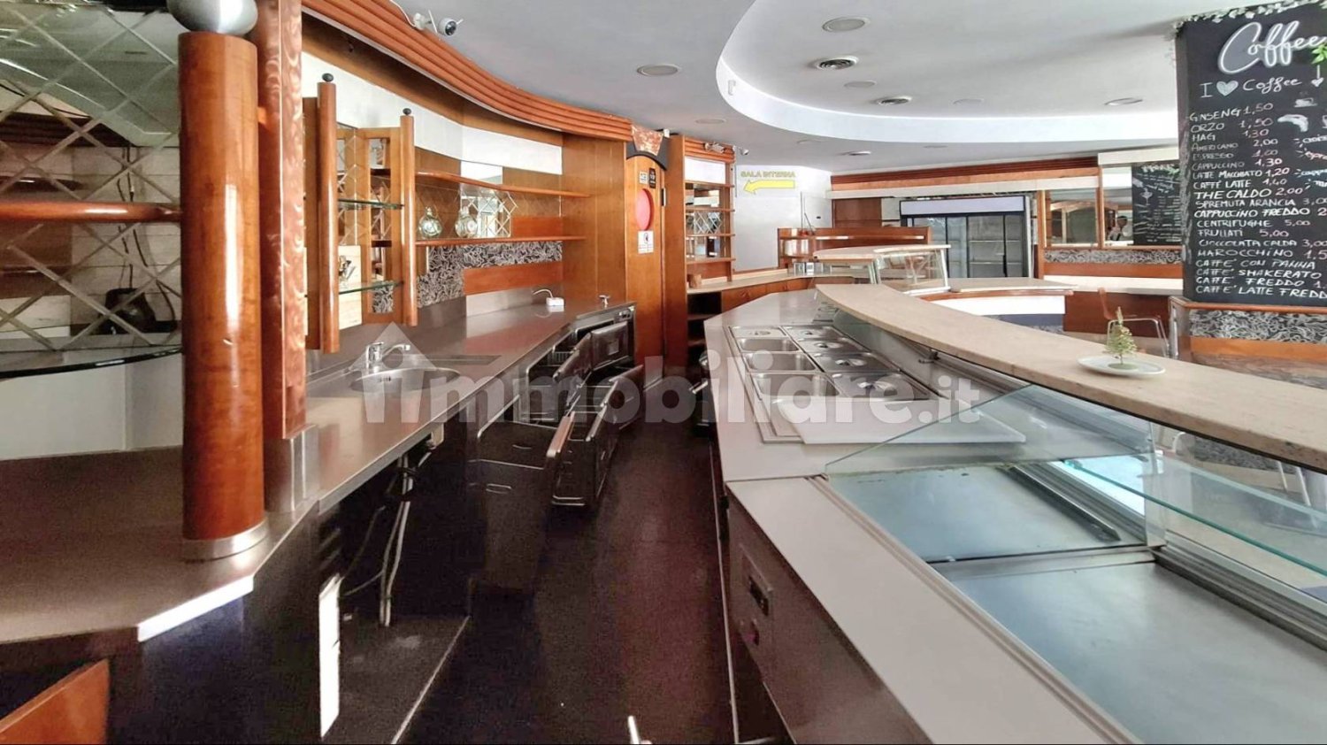 2 rooms Commercial property in Rome, Italy No. 349177