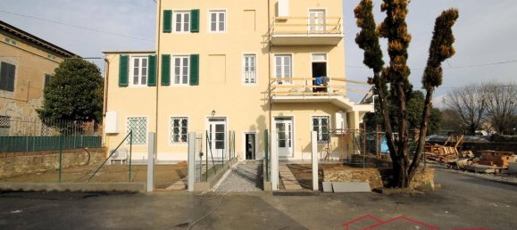 3 bedrooms Apartment in Capannori, Italy No. 42724 2