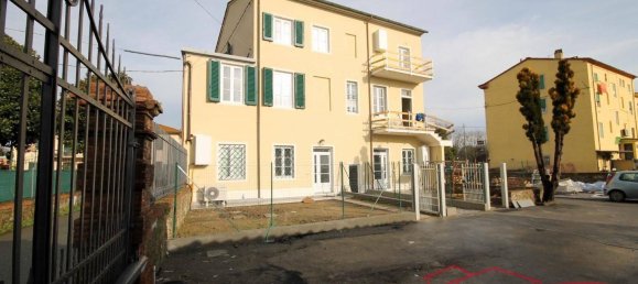 3 bedrooms Apartment in Capannori, Italy No. 42724 3
