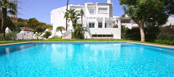 5 bedrooms Townhouse in Marbella, Spain No. 119423 3