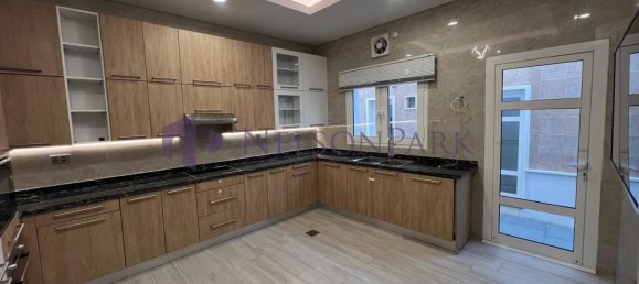 Villa de 4 dormitorios en Doha, Qatar No. 1562 18