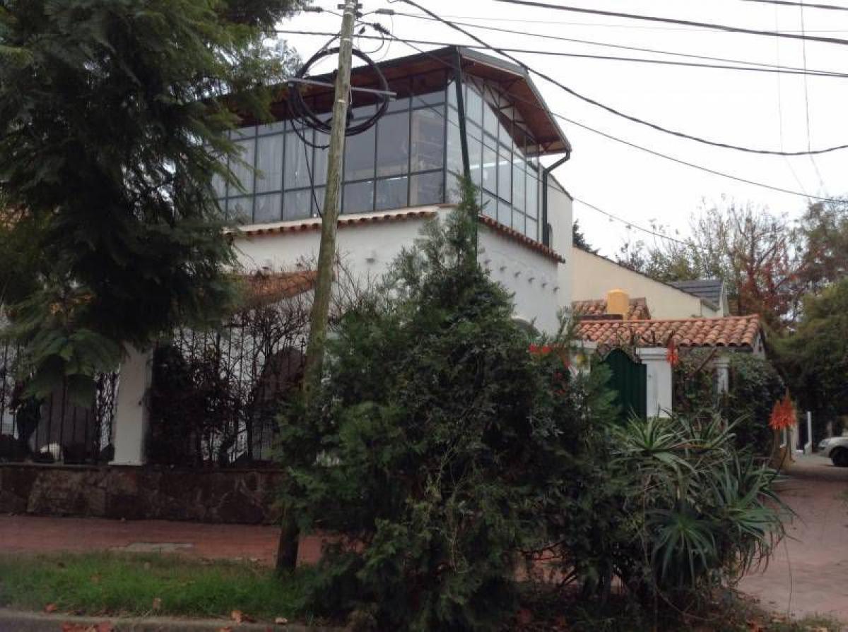 Casa de 3 dormitorios en Vicente López, Argentina No. 7442