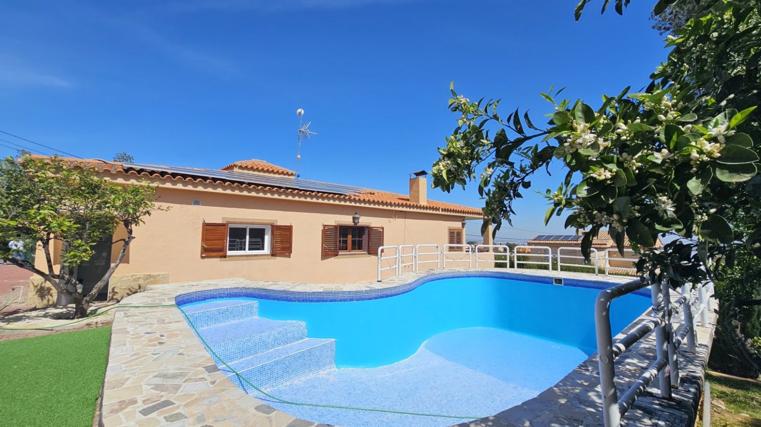 5 bedrooms Villa in Chiva, Spain No. 132958