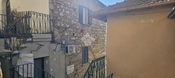 Квартира с 2 комнатами в Фьюджи, Италия № 201787 3